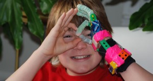 Paul McCarthy a utilisé une imprimante 3D pour créer une prothèse de main à son fils. Il aurait pu en acheter une à 20 000 $ puis une autre tous les ans à mesure que son fils grandissait. Il a choisi d'en imprimer une pour 10 $ ...