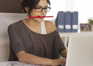 Lucie, responsable du BE depuis l'année dernière, compred que la simple sous-traitance ne permet pas de dégager des marges suffisantes