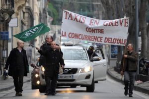 Les taxis en grève manifestent contre la concurrence "déloyale" d'uber