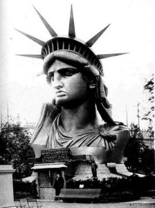 Tête de la statue de la Liberté exposée pour inciter aux dons pour le crowdfunding parmi les plus anciens