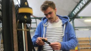 Hubert Motte dans son atelier de fabrication de ceintures